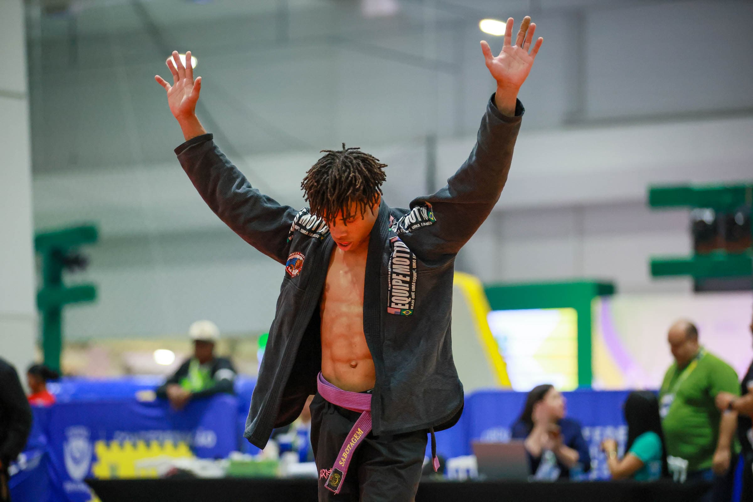 Rodrigo Marques Dias festeggia durante una gara di jiu-jitsu ai JUBs 2026