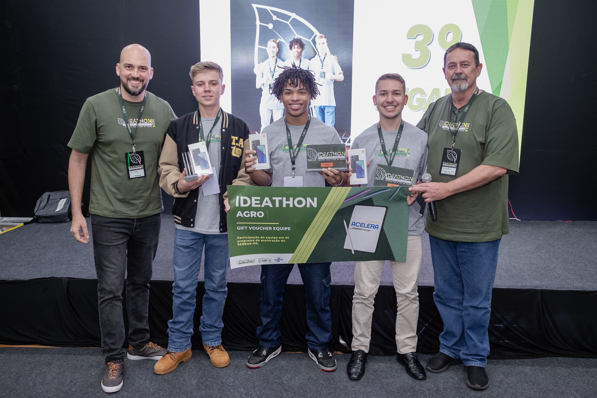 Receiving the award from Ricardo Ost and Jefrey kleine Albers